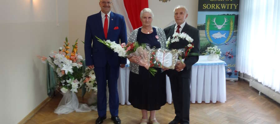 Jubilaci, Zdzisława i Władysław Polonis oraz wójt Józef Maciejewski