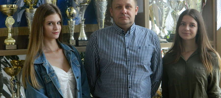 Na zdjęciu Waldemar Ołyński, opiekun młodzieży oraz autor projektu z uczennicami