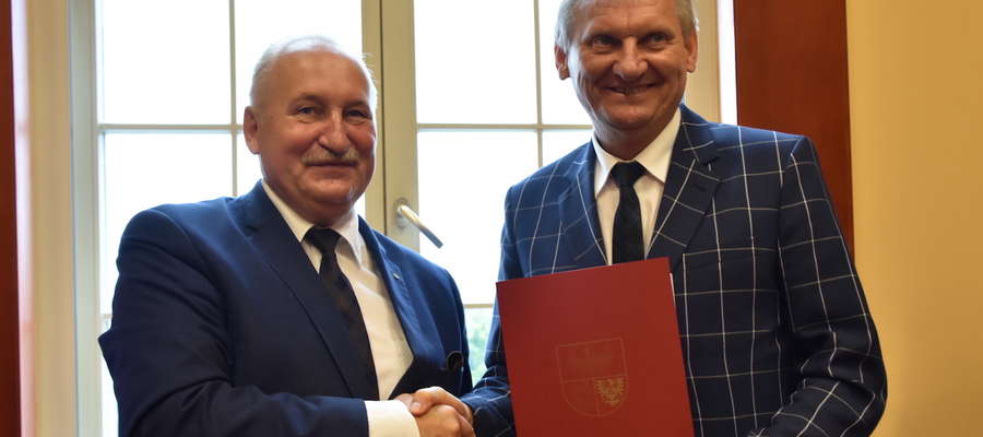 Umowę o dofinansowaniu teleopieki podpisali marszałek Gustaw Marek Brzezin i wójt gminy Iława Krzysztof Harmaciński