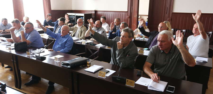 Radni miejscy większością głosów odrzucili uchwałę o obniżeniu wynagrodzenia burmistrza Kętrzyna