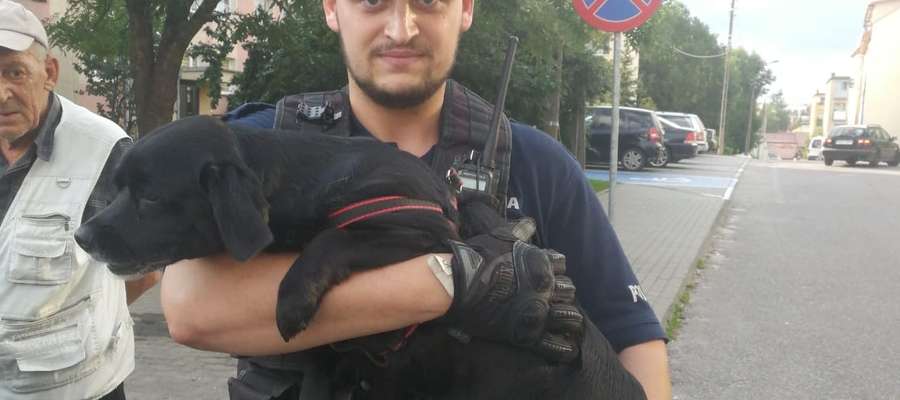 Policjant z uratowanym psem