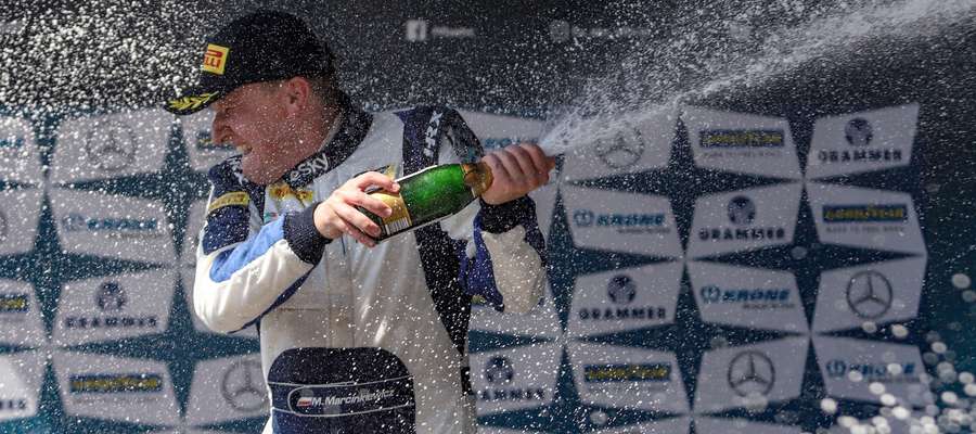 Maciej Marcinkiewicz świętuje sukces tuż po zejściu z podium w Nuerburgringu