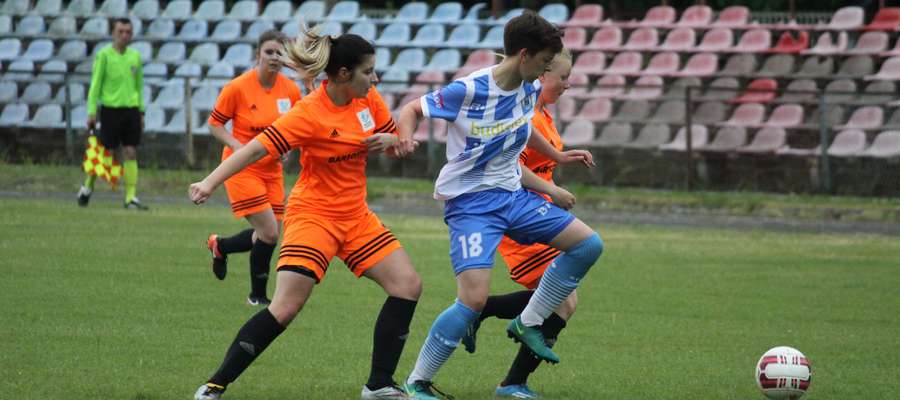 Mecz III ligi kobiet Victoria Bartoszyce (pomarańczowe stroje) — Stomil II Olsztyn