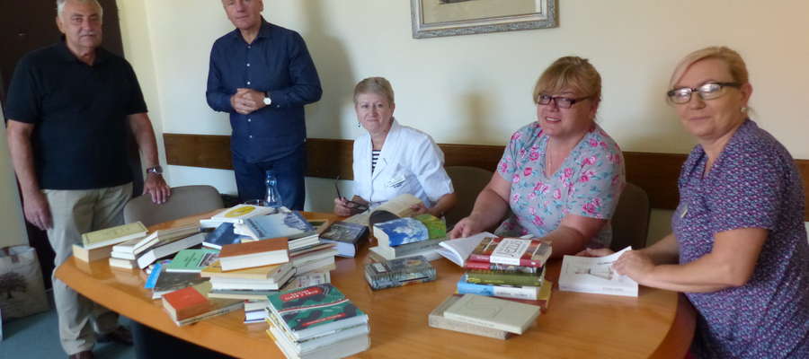 Przekazanie książek piskiemu szpitalowi