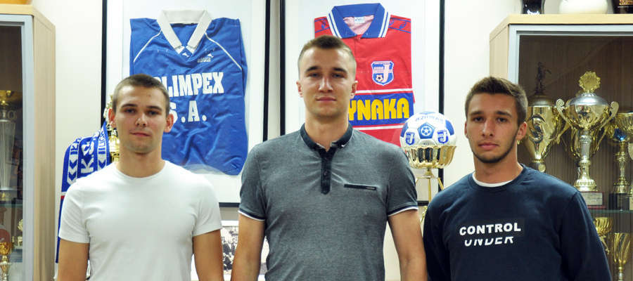 Od lewej strony Paweł Sagan, Dawid Ksiuk i Patryk Czarnota — nowi piłkarze Jezioraka