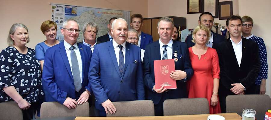 Pamiątkowe zdjęcie uczestników uroczystości podpisania umowy w Spółdzielni Mleczarskiej Mlekovita w Lubawie Fot. Urząd Marszałkowski