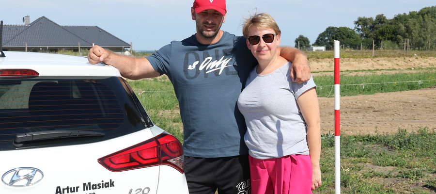 Instruktor Artur Masiak i pani Jolanta Kawałko, kursantka, na placu manewrowym w trakcie lekcji jazdy
