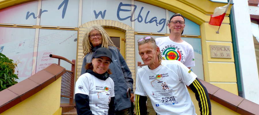 Agata i Wojtek Miszewscy (na dole) chcą przejechać na rolkach 1000 kilometrów i pomóc chorym bliźniakom 