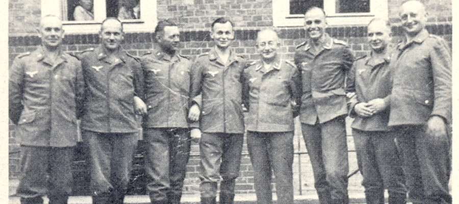 Zdjęcie zrobione na dziedzińcu pocztowym około 1943 r. Stoją od lewej elblążanie: Kolmsee, ?, Becker, Reiter, Kuckelies, Broschinski, Kempa i Krause
