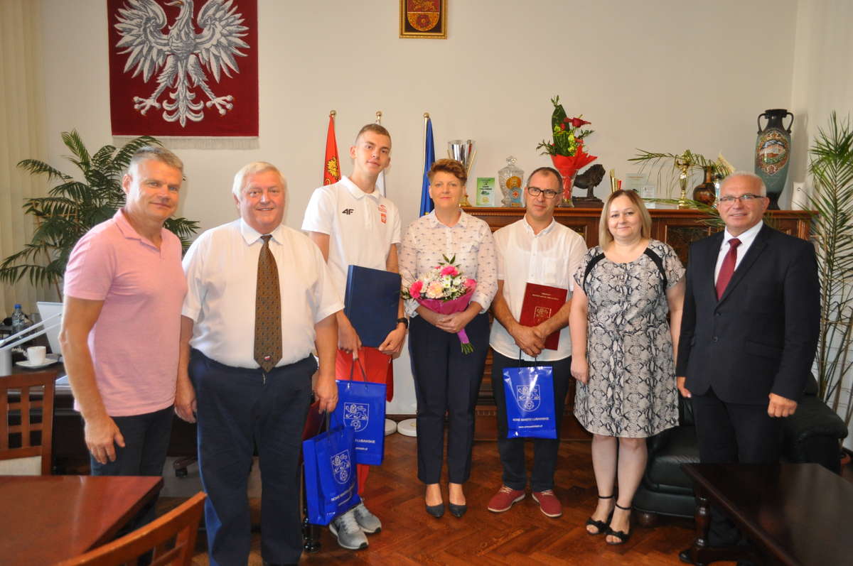 Burmistrz wręczył Kacprowi podziękowanie za wyniki sportowe i promocję miasta 