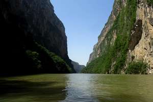 Podróżnik z Judzik płynie rzeką Grijalva w Kanionie Sumidero w Meksyku