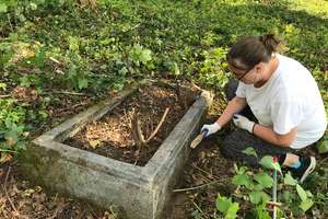Młodzież z trzech krajów oczyściła stary cmentarz