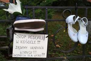 Dziecięce buciki pamiętają... Do Olsztyna dotarła akcja skierowana przeciwko pedofilii w kościele
