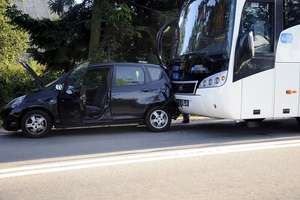 Zderzenie w Kazimierzowie. Autobus uderzył w tył samochodu [zdjęcia]