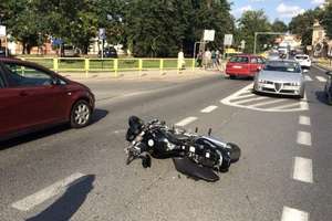 Wypadek pod Oranżerią. Motocykl uderzył w auto