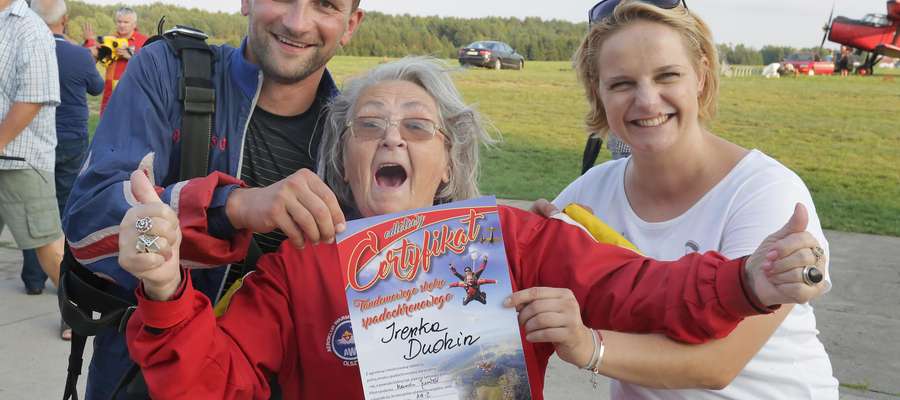 75-letnia Irena Dudzin przyjechała na olsztyńskie lotnisko na Dajtkach aż z Orzysza, by spełnić swoje największe marzenie - skok ze spadochronem w tandemie