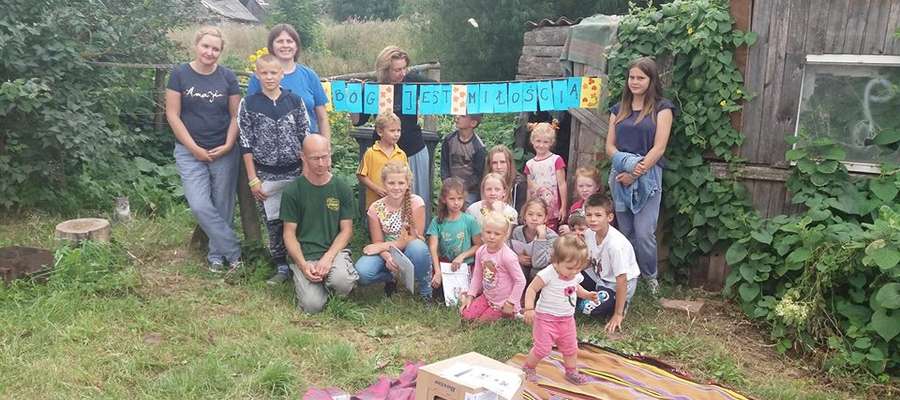 Misjonarze organizowali zajęcia i zabawy dla miejscowych dzieci.