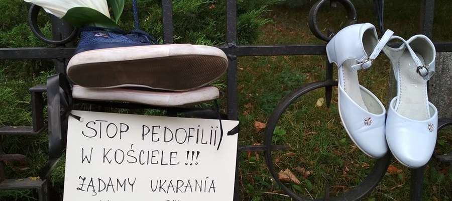 Dziecięce buciki przed olsztyńską katedrą. Akcja "Baby Shoes Remember"
