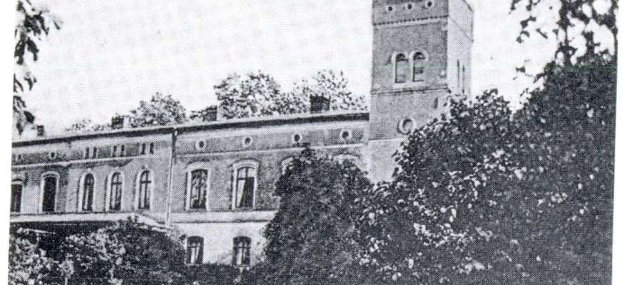 Dwór w Dymniku w latach międzywojennych. Ostatni jego właściciele ewakuowali się stąd z 21 na 22 stycznia 1945 roku