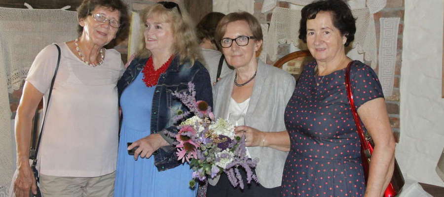 Wernisaż koronki artystycznej Barbary Jagody Lewandowskiej (druga z prawej) odbył się w lipcowy piątek w Starym Tartaku w Iławie