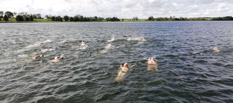 Zawody pływackie na jeziorze Wielochowskim