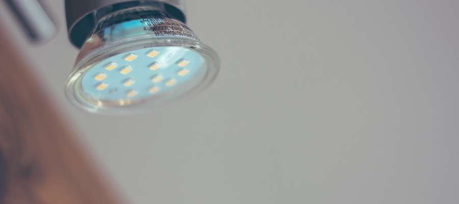 LED-y zużywają pięć razy mniej energii niż żarówki halogenowe