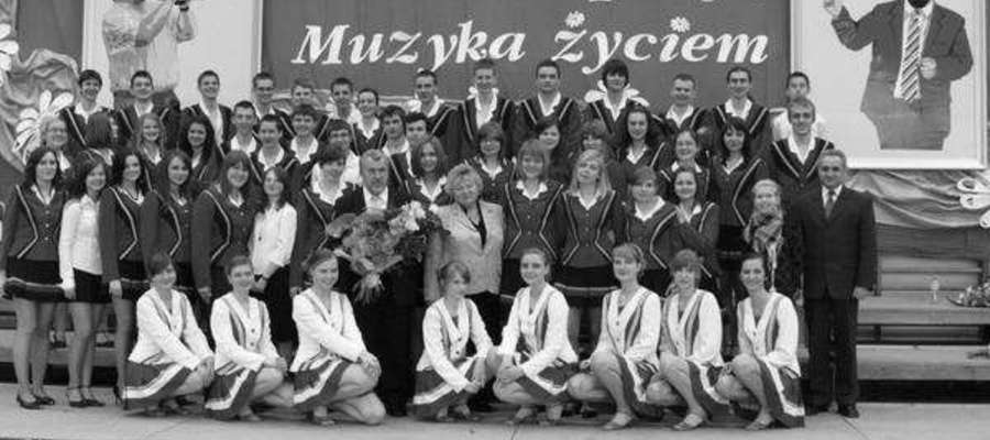 	Na zdjęciu w centralnym miejscu Bogdan Olkowski. Orkiestra otrzymała nagrodę Ministra Kultury i Sztuki w 1996 roku