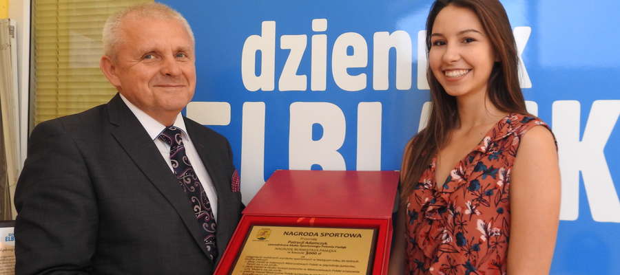 Patrycja Adamczyk odebrała nagrodę za tegoroczne wyniki sportowe od burmistrza Pasłęka Wiesława Śniecikowskiego
