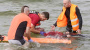 Mężczyzna uszkodził kręgosłup skacząc do wody, więc ratownicy pospieszyli z pomocą [ZDJĘCIA, VIDEO]