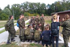 Uczniowie w jednostce wojskowej
