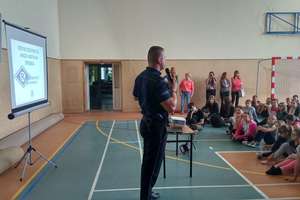 Olecko: Bezpieczny początek roku szkolnego – policjanci w szkołach
