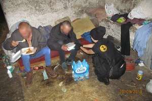 Ciepły posiłek i woda dla bezdomnych 