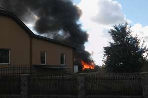 W Wietrzychowie spalił się garaż z samochodem