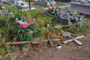 Hieny cmentarne zbezcześciły groby na oleckiej nekropolii 