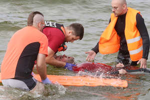 Mężczyzna uszkodził kręgosłup skacząc do wody, więc ratownicy pospieszyli z pomocą [ZDJĘCIA, VIDEO]