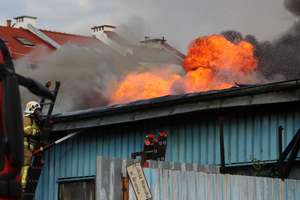 Pożar na olsztyńskim Zatorzu. Spłonął sklep z artykułami metalowymi [VIDEO, ZDJĘCIA]
