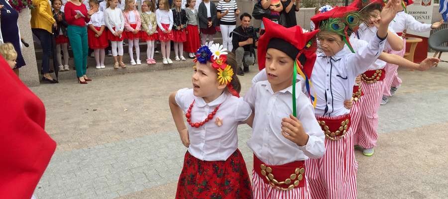 Spotkanie uatrakcyjniły występy najmłodszych uczniów, którzy tańczyli krakowiaka, śpiewali oraz recytowali wiersze