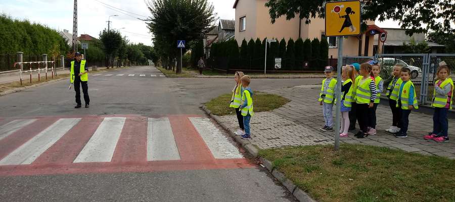 Spotkania policjantów z dziećmi to znakomita okazja do przekazania dzieciom zasad bezpiecznego zachowania się na przejściu dla pieszych
