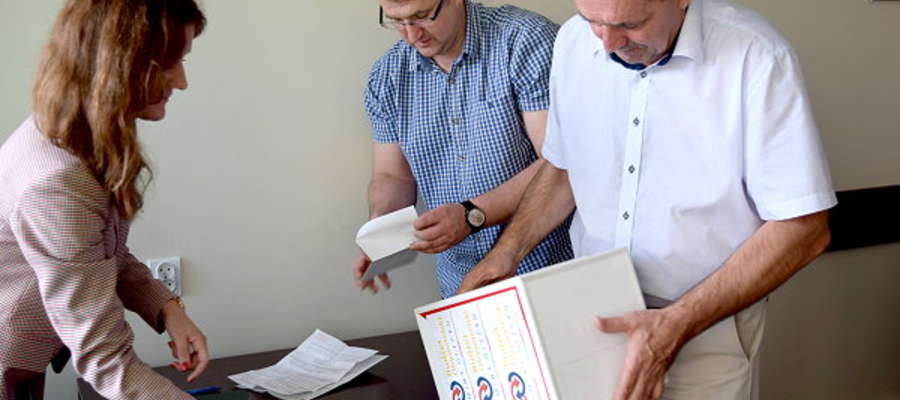 Głosować można było przez internet lub metodą tradycyjną - wypełniając kartę do głosowania w Urzędzie Miejskim w Olecku. 
