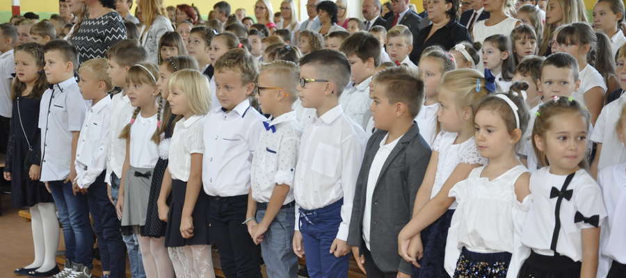 Uczniowie nowomiejskiej szkoły "Dwójki" podczas rozpoczęcia roku szkolnego 