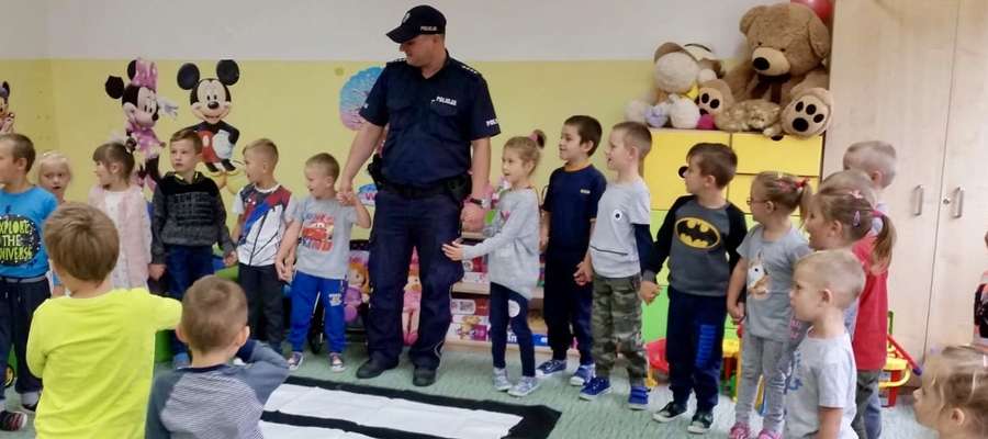 Dzielnicowy odwiedził dzieci w Kiwitach