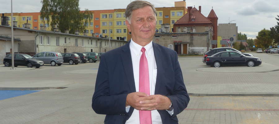 Burmistrz Adam Żyliński spotkał się z mediami przy ul. Jasielskiej w Iławie