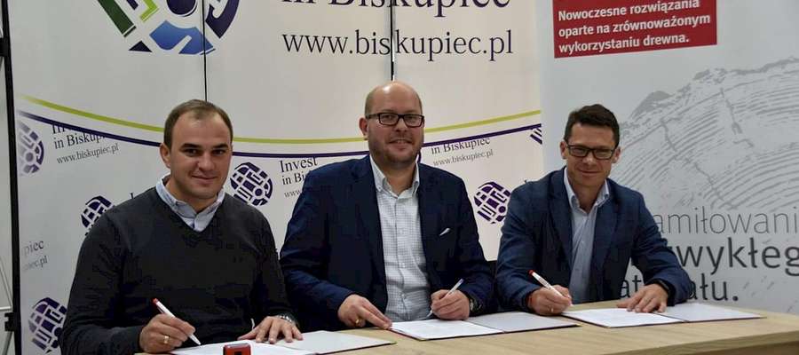 Przedstawiciele Egger Biskupiec podpisali z Burmistrzem Biskupca Kamilem Kozłowskim porozumienie w sprawie rekultywacji jeziora Kraks Mały