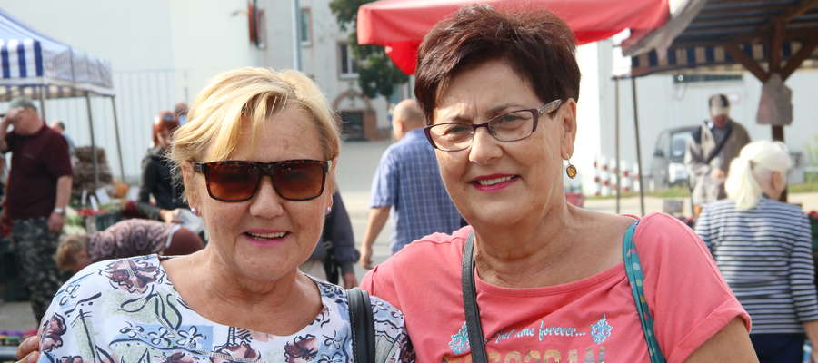 Jadwiga Gawryluk ( z lewej) z siostrą Ireną Sacharczuk korzystają z darów jesieni 