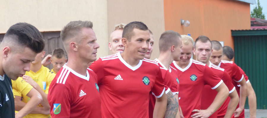 Zwycięskiego gola dla GKS-u Wikielec w pucharowym meczu z Olimpią II Elbląg zdobył Remigiusz Sobociński (drugi z lewej)