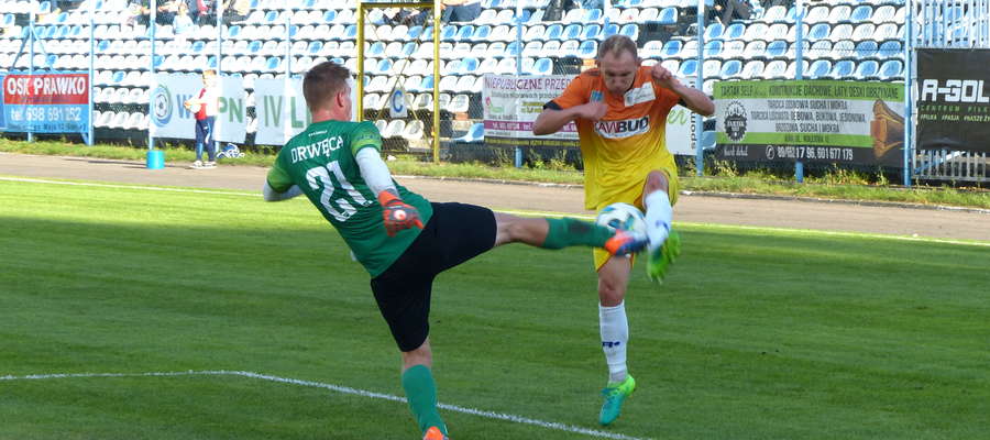 Arkadiusz Kuciński (Jeziorak) walczy o piłkę z bramkarzem Drwęcy NML