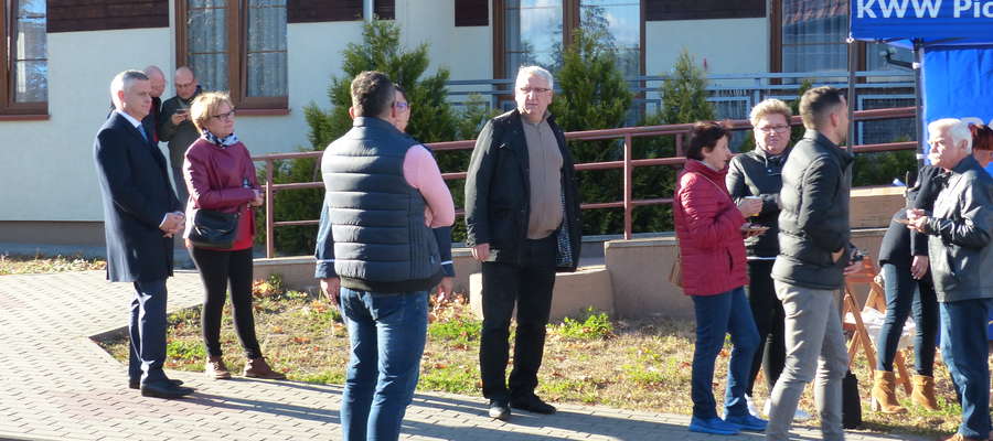 We wtorek Piotr Żuchowski (pierwszy z lewej) i znajdujący się na jego liście wyborczej kandydaci odwiedzili osiedle Gajerek