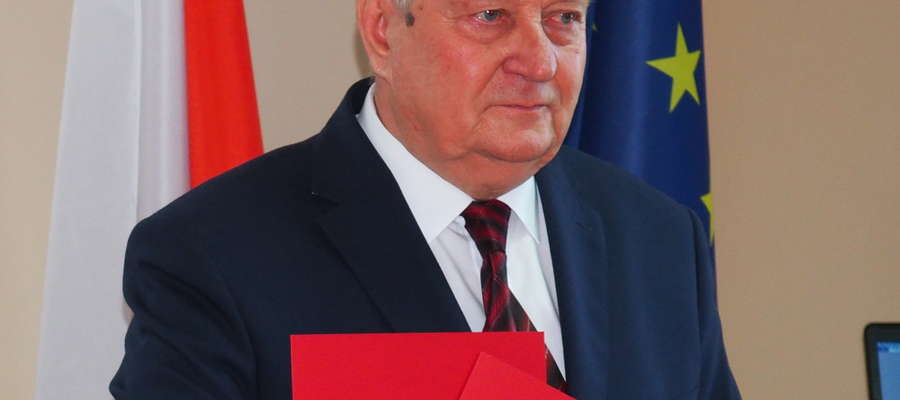 Kazimierz Kordecki przewodniczący Ekologicznego Związku Gmin „Działdowszczyzna”  z podpisana umową 