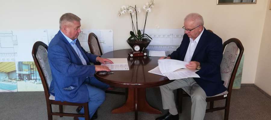 Starosta Jan Harhaj i Waldemar Klocek, prezes Zarządu Okręgowego Przedsiębiorstwa Geodezyjno–Kartograficznego podpisali umowę 