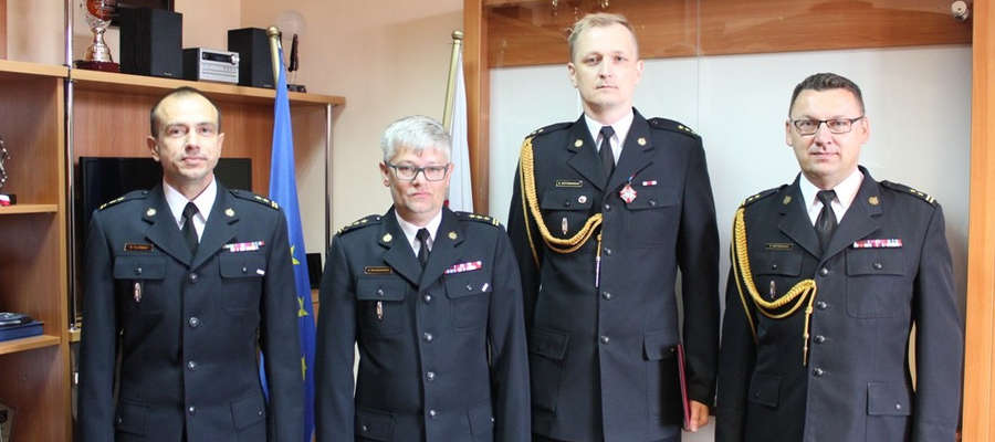 Rafał Napiórkowski (drugi z prawej) będzie zastępcą komendanta powiatowego PSP w Ostródzie
